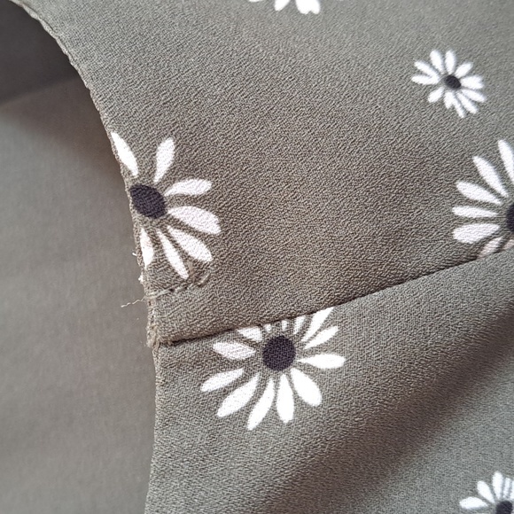 Reitmans green floral blouse - Picture 3 of 3